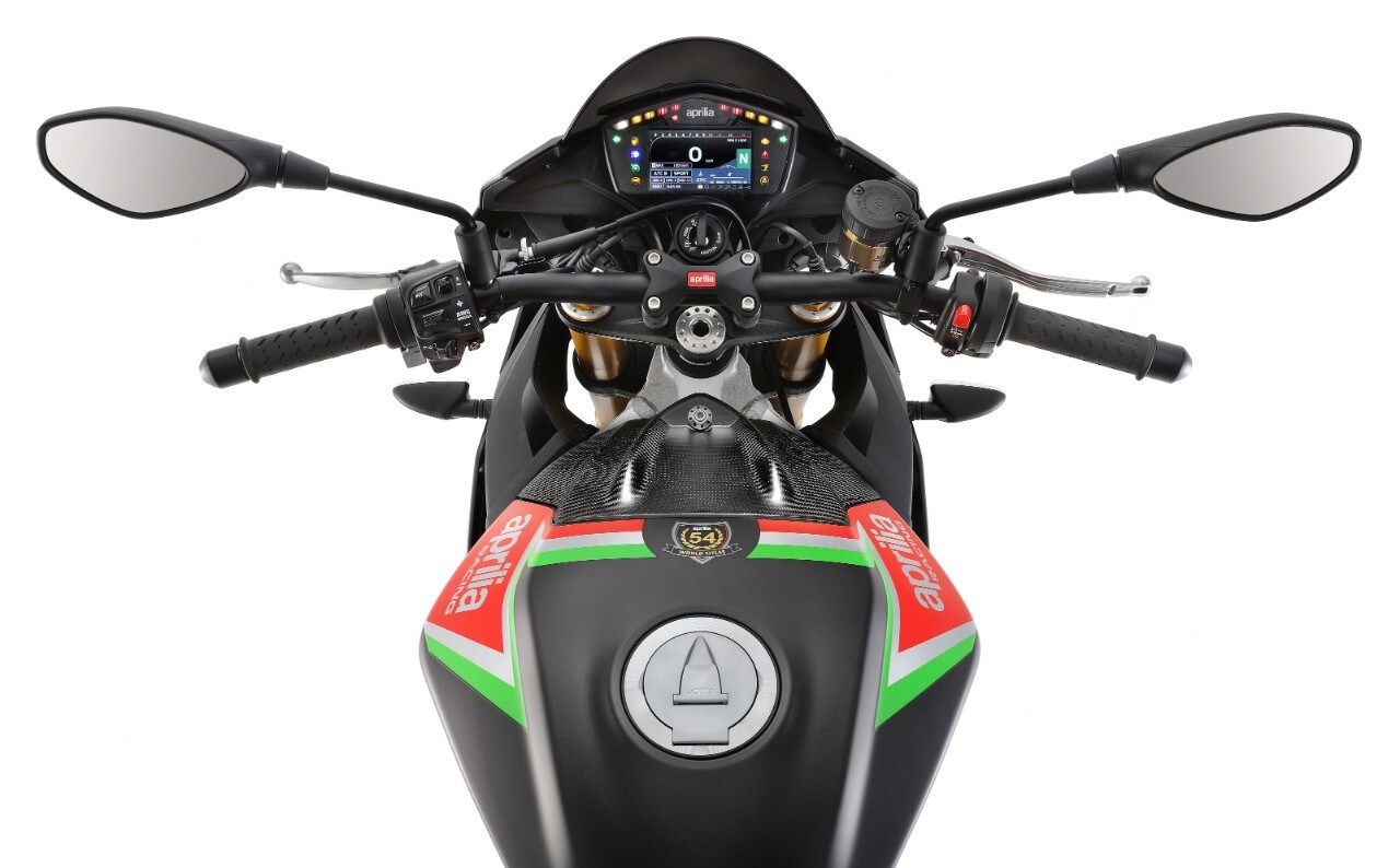 Aprilia Tuono V4 1100 Factory: le sospensioni diventano semiattive